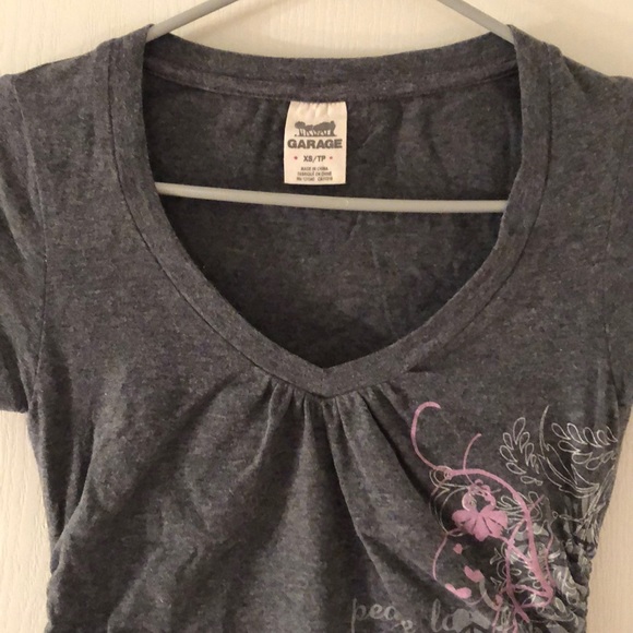 💥2/$25💥 Tshirt - Picture 2 of 4